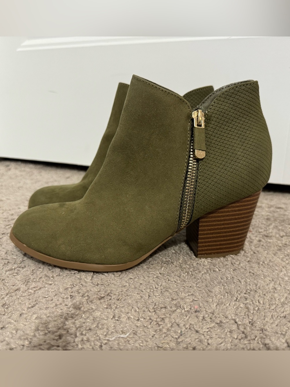 Pretty Style & Co size 8.5 Masrina olive green faux suede booties new